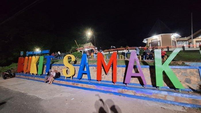 Bukit Samak berlokasi di Desa Lalang, Kecamatan Manggar, Kabupaten Belitung Timur, Provinsi Kepulauan Bangka Belitung.