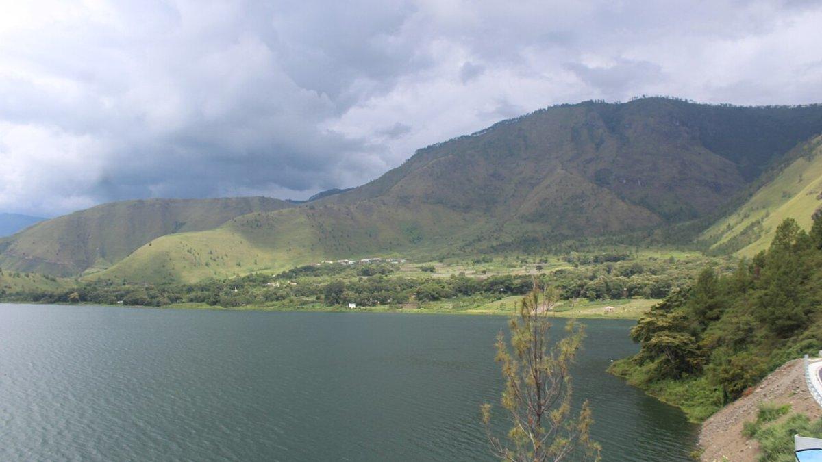 Pemandangan alam dari Bukit Sibea-bea di di Turpuk Sihotang, Kecamatan Harian Boho, Samosir, Sumatera Utara