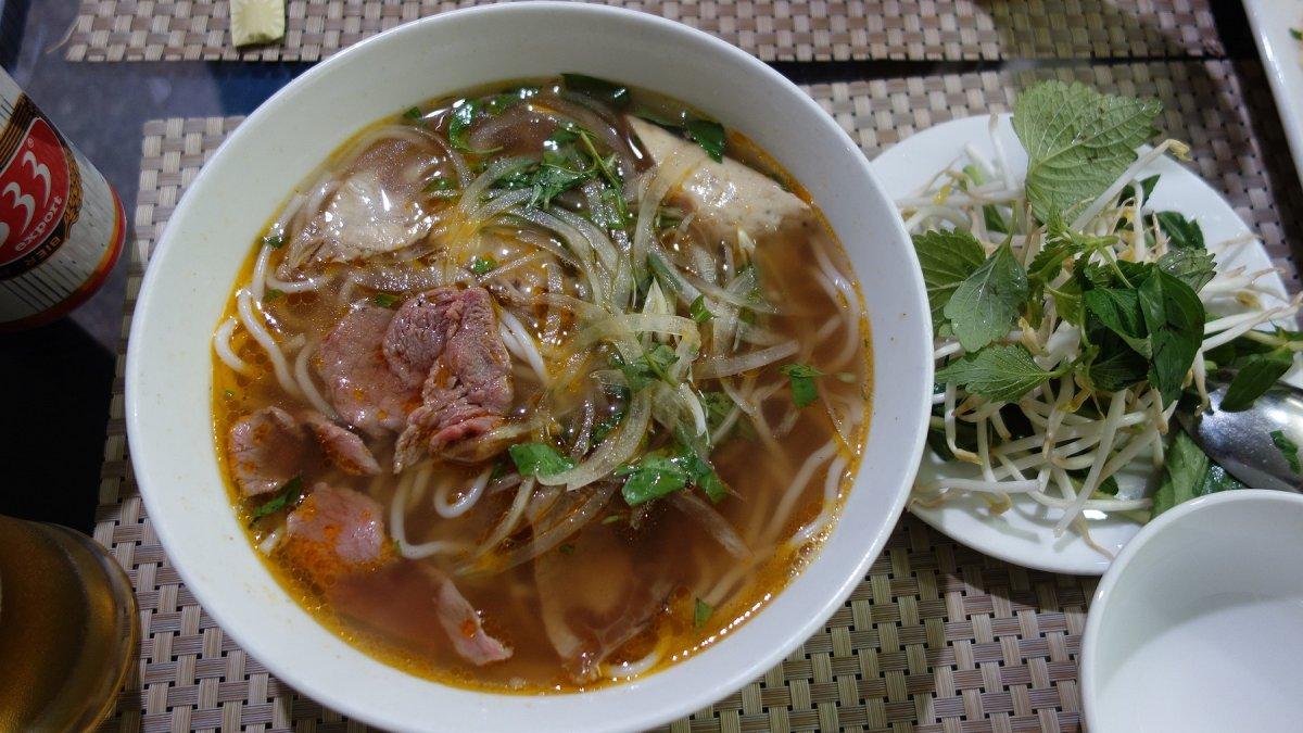 Bun bo Hue, satu sarapan enak di Vietnam yang wajib kamu coba saat liburan ke sana.