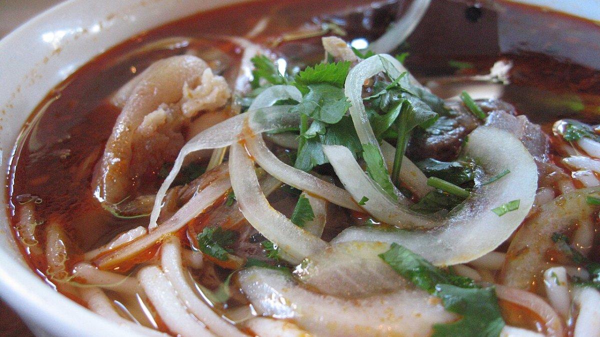 Bun bo Hue, satu sarapan khas Vietnam yang wajib kamu coba saat liburan ke sana.