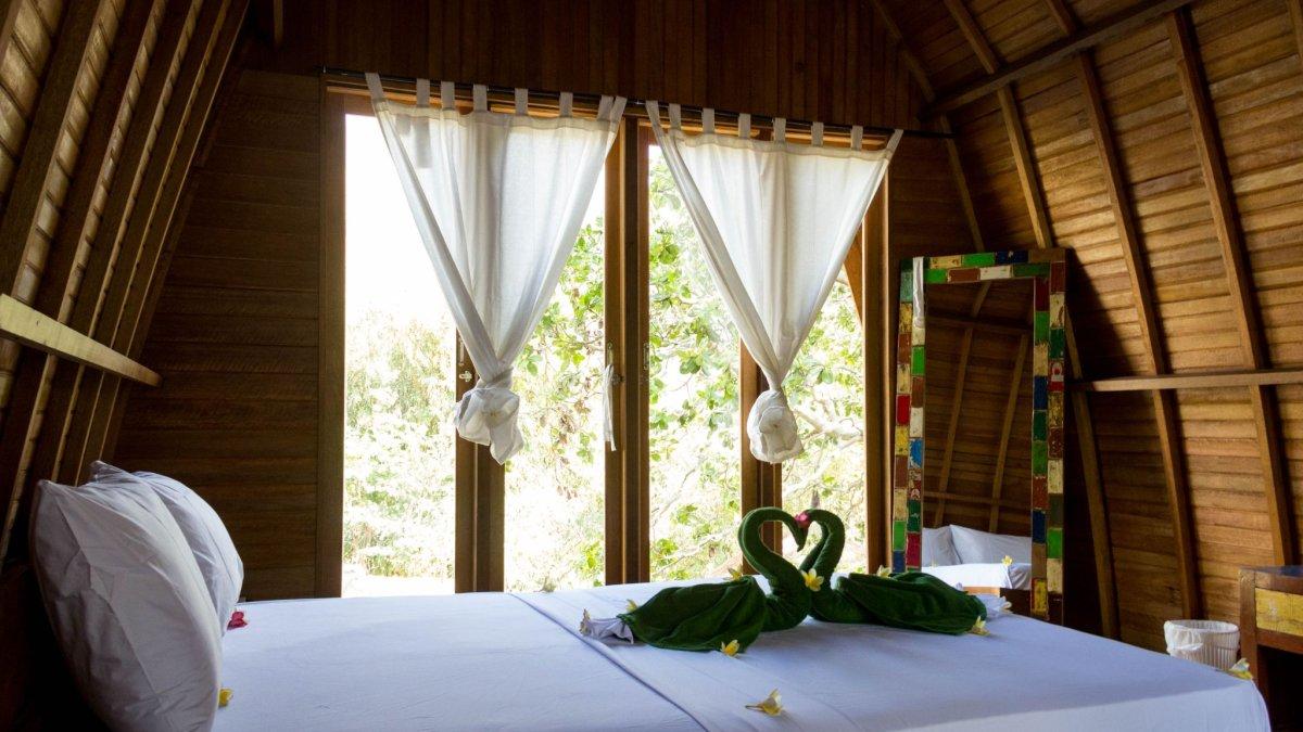 Bungalow in the Jungle, satu penginapan Airbnb terbaik sekitar Mandalika Nusa Tenggara Barat.