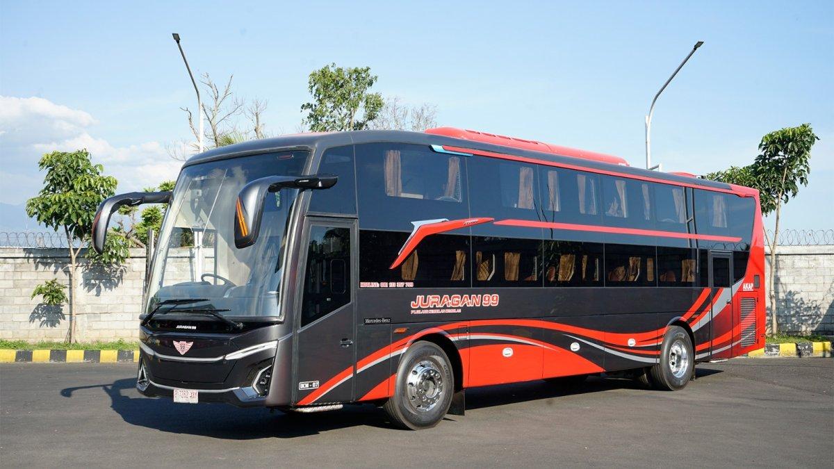 Bus AKAP Juragan99 Trans tampil gagah dengan balutan warna hitam-merah dan teknologi GPS terkini.
