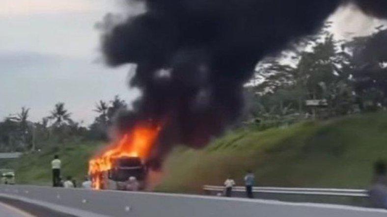 Bus Rosalia Indah hangus terbakar di Tol Semarang-Solo, Desa Kiringan, Kecamatan/Kabupaten Boyolali, Jawa Tengah, Sabtu (16/3/2024) sore.