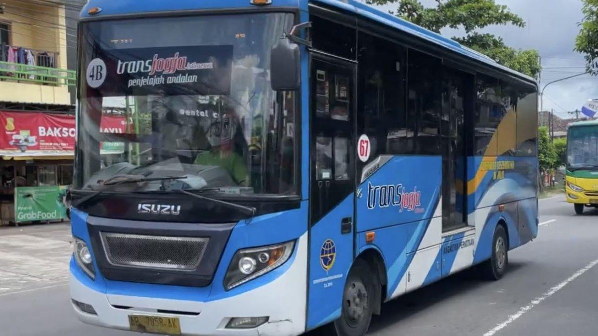 Bus Trans Jogja keluar Terminal Giwangan di perempatan Pramuka