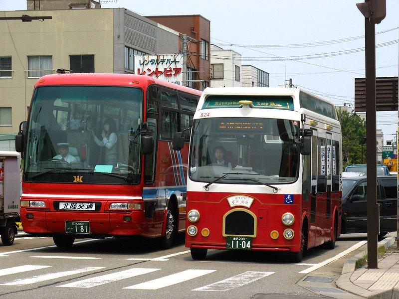 Bus di jalanan Jepang
