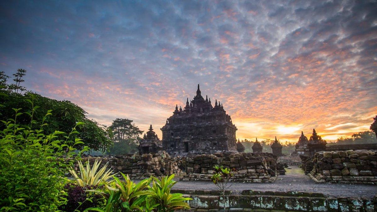 CANDI PRAMBANAN - Satu tempat wisata terbaik di Jogja yang wajib dikunjungi bareng pasangan.