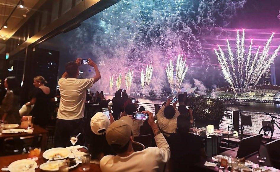 Caffe Fernet, satu tempat terbaik untuk menonton kembang api tahun baru di Singapura.