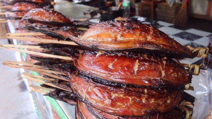 Cakalang fufu yang dijual di Jalan Ahmad Yani, Kelurahan Sario Utara, Kecamatan Sario, Manado, Sulawesi Utara, Minggu (19/5/2024).