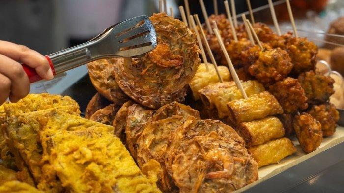Cakue Peneleh, kuliner legendaris di Pasar Atom Surabaya, Jawa Timur.