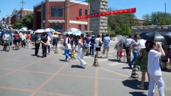 Calon mahasiswa yang mengikuti ujian masuk ke kampus. Viral aksi pria China yang pantang menyerah untuk daftar masuk kampus bergengsi Universitas Tsinghua selama 16 tahun dan terus gagal.