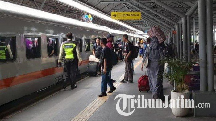 Calon penumpang kereta api di Stasiun Gubeng Surabaya, Senin (27/5/2024).