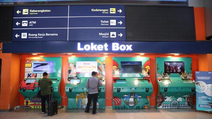 Calon penumpang melakukan pemesanan tiket kereta api di stasiun.