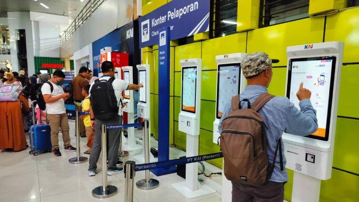 Calon penumpang melakukan pengecekan tiket kereta api di stasiun. PT Kereta Api Indonesia (KAI) memperingatkan untuk tidak membuat story kode booking tiket kereta api di media sosial, alasannya bisa berbahaya.