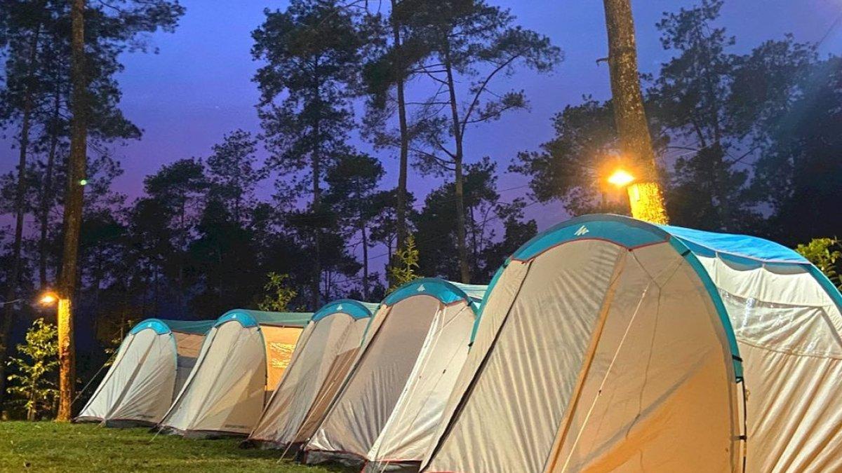 Camping di Kebon Pines, satu tempat wisata baru di Lembang Jawa Barat buat liburan akhir pekan.