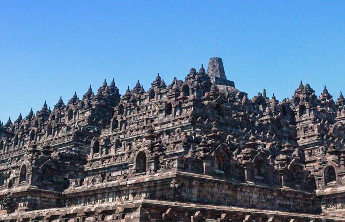 WIASTA MAGELANG - Kemegahan bangunan Candi Borobudur di Kecamatan Borobudur, Kabupaten Magelang, Jawa Tengah, Jumat (18/4/2025).