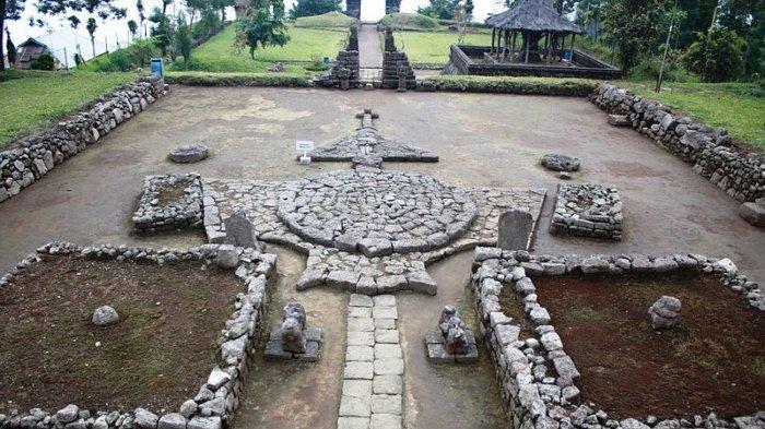 Candi Cetho, tempat wisata candi bercorak Hindu di Kecamatan Jenawi, Karanganyar, Jawa Tengah.