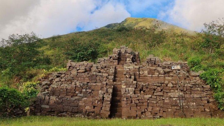 Candi Guru di Gunung Penanggungan via Jolotundo.