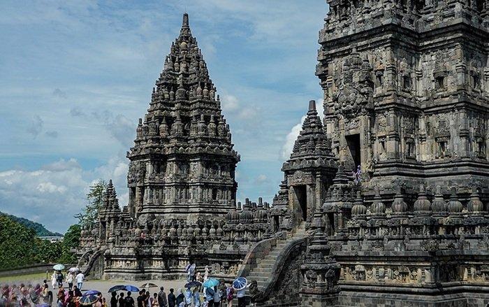 WISATA JOGJA - Potret kemegahan Candi Prambanan di Sleman, Jogja, Rabu (16/7/2025). Candi Prambanan merupakan tempat wisata populer yang menarik untuk dikunjungi. Tiket masuknya dibanderol seharga Rp 50 ribu per orang.
