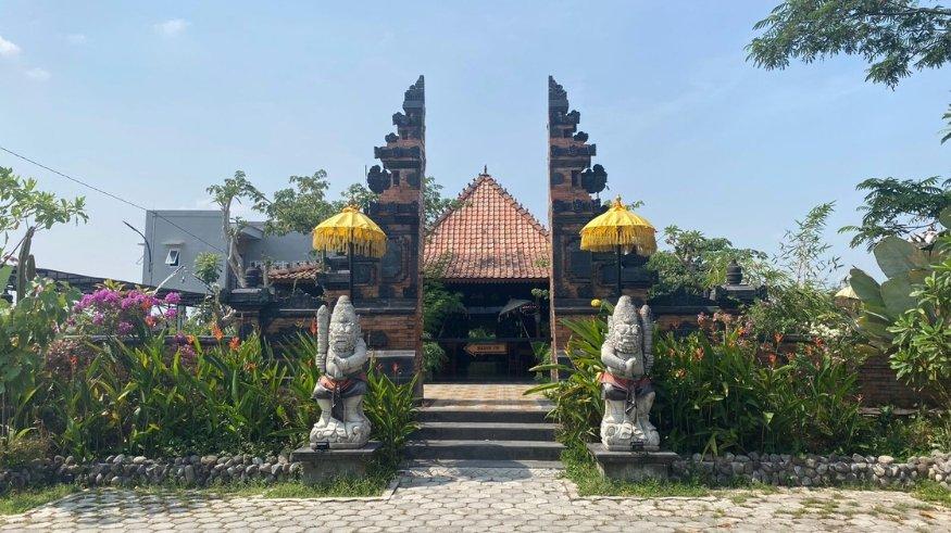 Candramaya Pool & Resort menawarkan tempat wisata bernuansa Bali yang berlokasi di Kabupaten Klaten, Jawa Tengah, Rabu (1/11/2023).