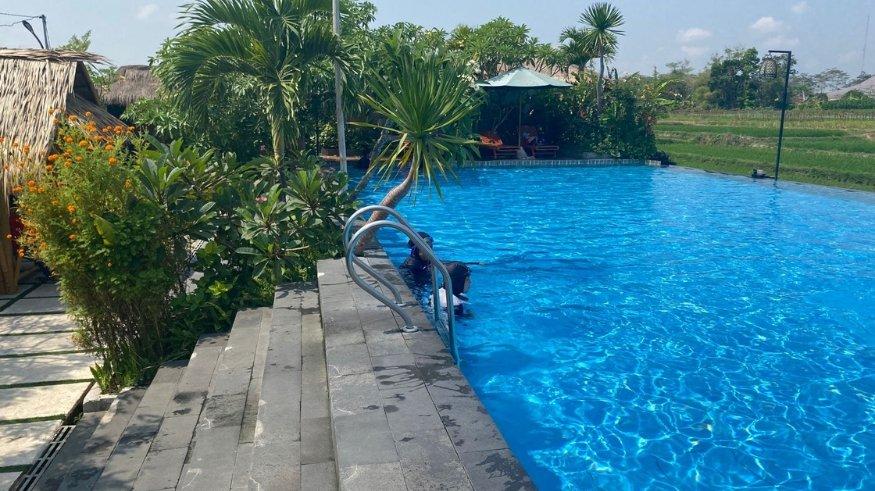 Sejumlah pengunjung berenang di kolam renang Candramaya Pool & Resort Klaten, Rabu (1/11/2023).