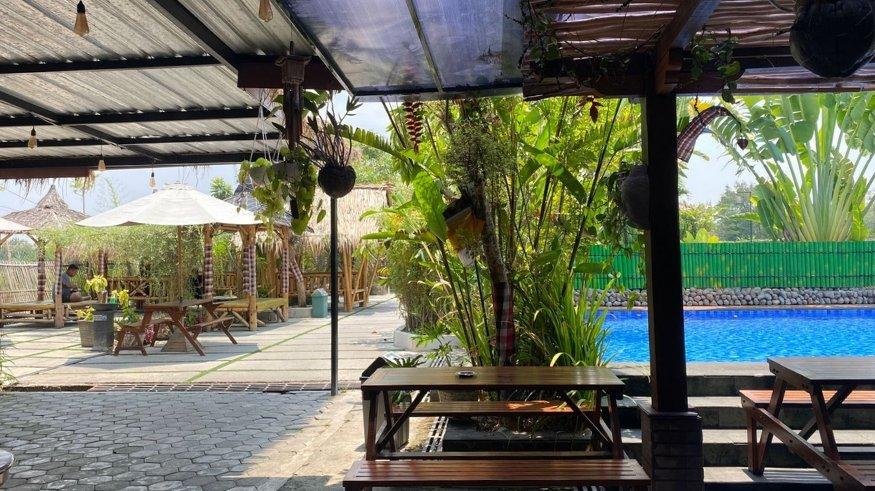 Candramaya Pool & Resort menawarkan tempat wisata bernuansa Bali dengan kolam renang, resto, dan resort, Rabu (1/11/2023).