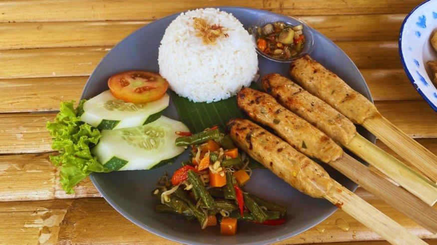Seporsi paket nasi sate lilit yang disajikan resto Candramaya Pool & Resort, Rabu (1/11/2023).