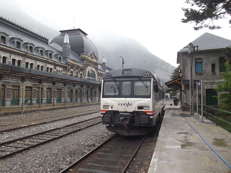 Canfranc International, satu stasiun kereta api paling terpencil di dunia.