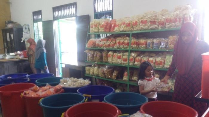 Cap Rumah Adat Minang, satu pusat oleh-oleh di Medan untuk berburu suvenir.