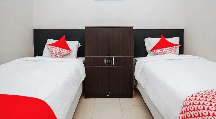 Kamar penginapan di hotel Capital O 1086 2oscar, Surabaya.