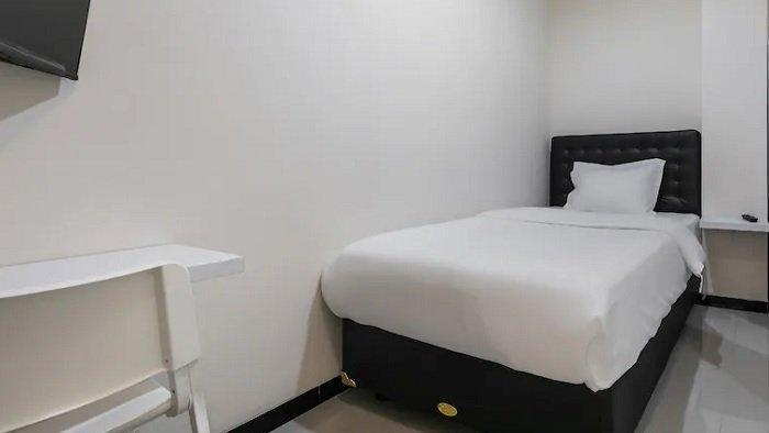 Kamar penginapan di hotel Capital O 3930 Griya Loka Syariah, Semarang, Jawa Tengah.