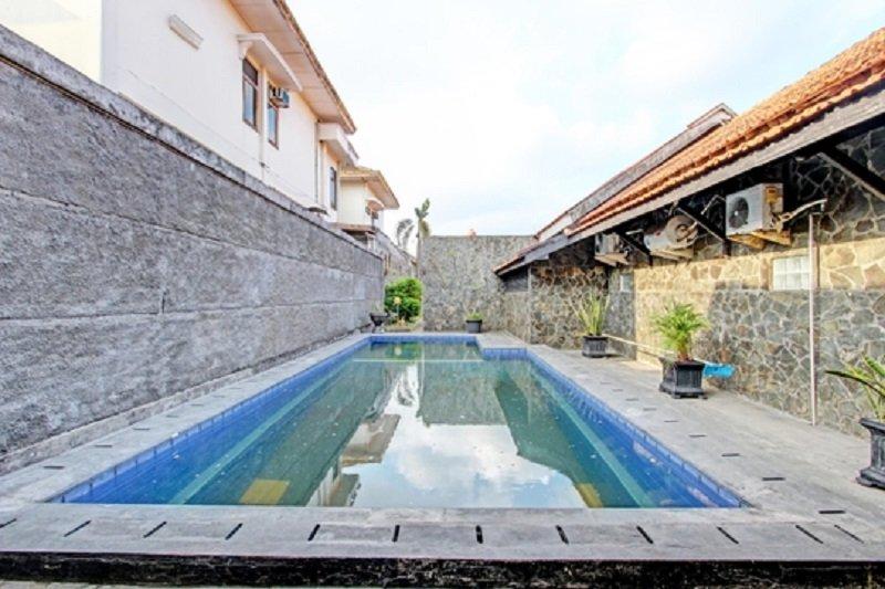 Capital O 93240 Candra Dewi Hotel, satu hotel murah di Jogja yang punya fasilitas kolam renang dengan tarif inap Rp 100 ribuan.