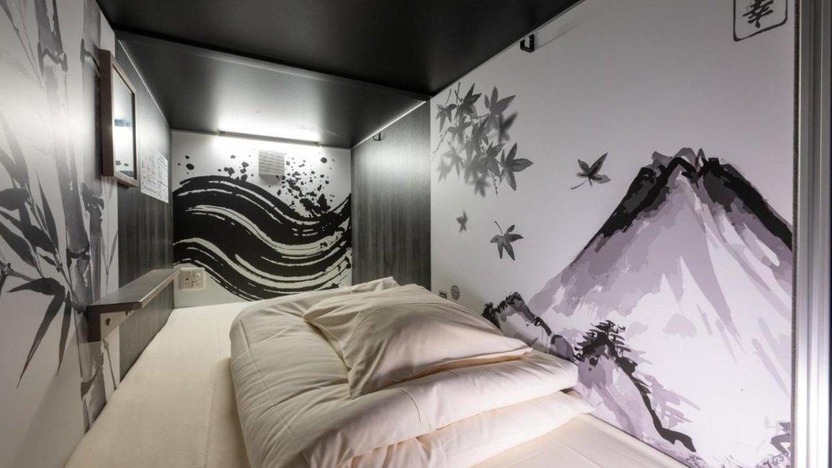 Capsule Hotel Ninja & Geisha, satu hotel kapsul hits di Jepang buat liburan hemat dan unik.