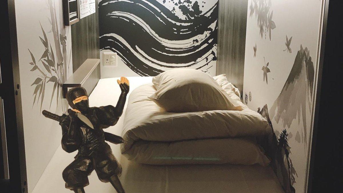 Capsule Hotel Ninja & Geisha, satu hotel kapsul terbaik di Osaka Jepang.