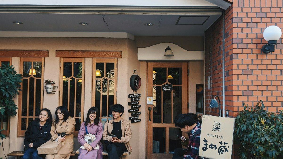 Wisatawan yang antre makanan di restoran Jepang.