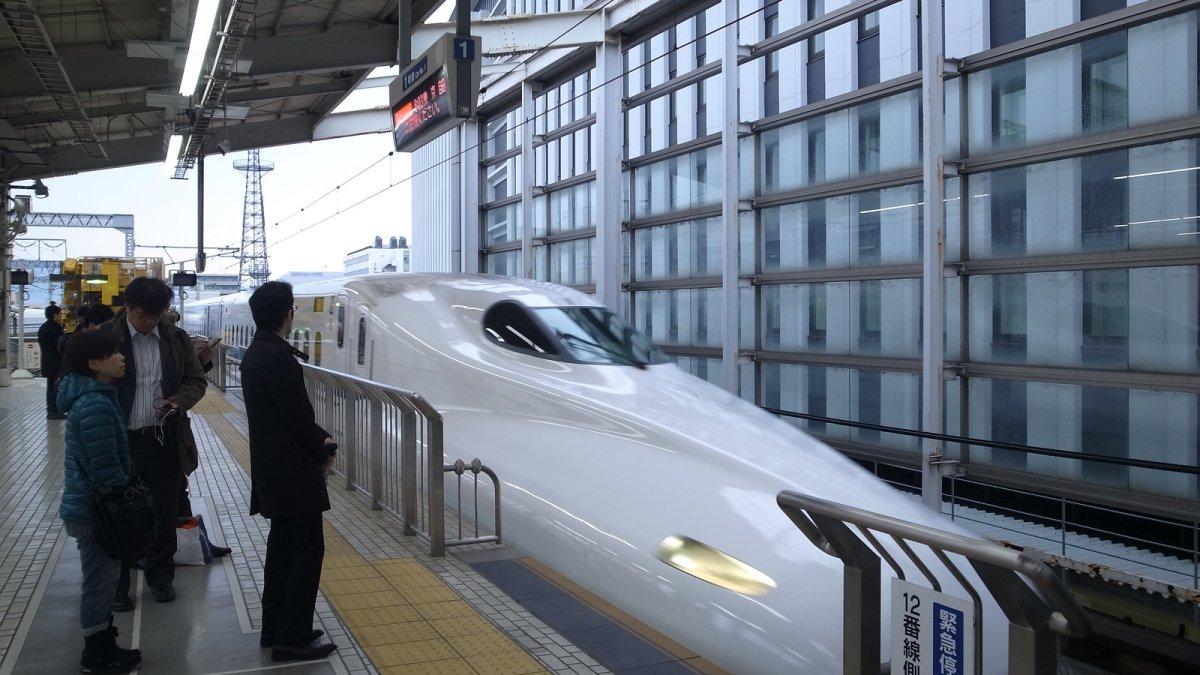 Wisatawan yang menunggu shinkansen Jepang