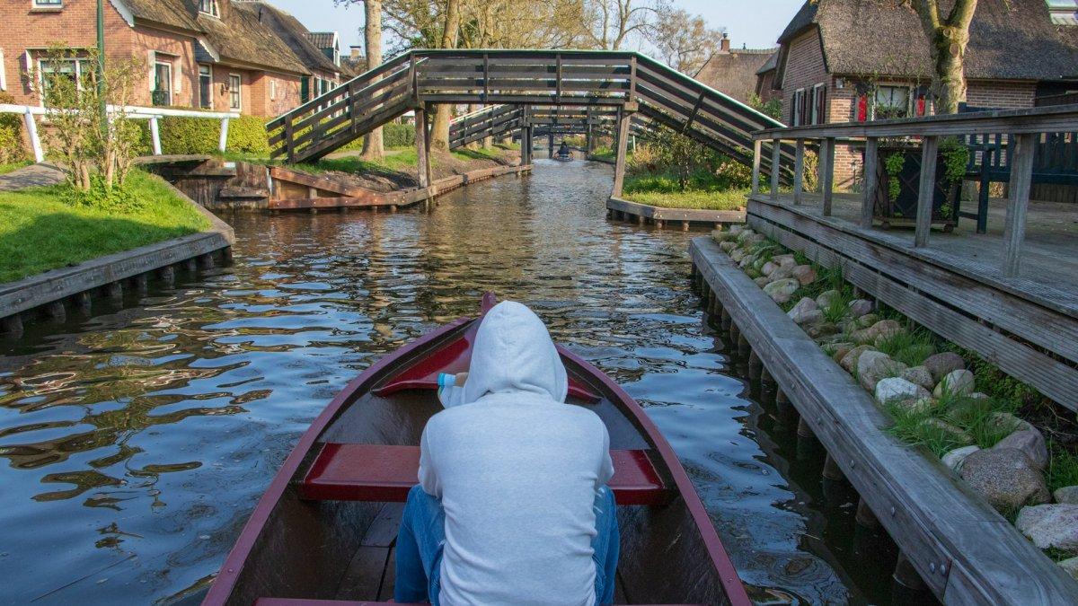 Cara terbaik untuk menikmati Giethoorn Belanda adalah dengan perahu.