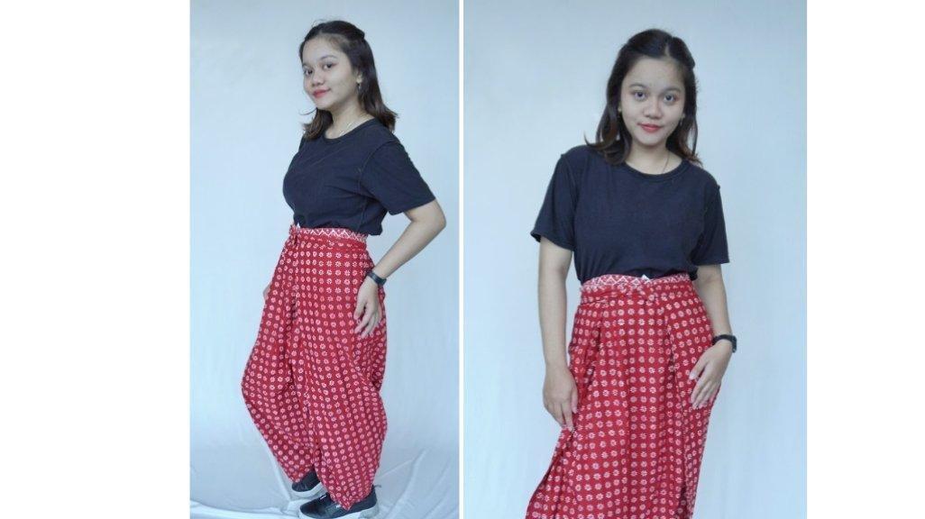 Celana batik merah karya Tlenik Arts ini tampil modis dan nyaman dipakai sehari-hari.