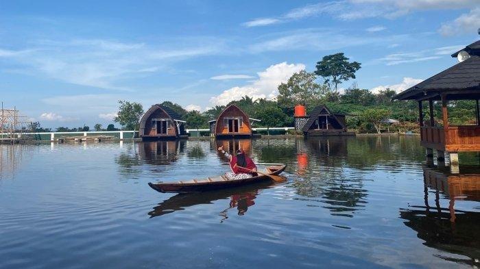 Pengunjung menikmatai pemandangan indah di kawasan Cemerlang Asri Resort yang menjadi objek wisata terpadu di Kota Pagar Alam, Sumsel.