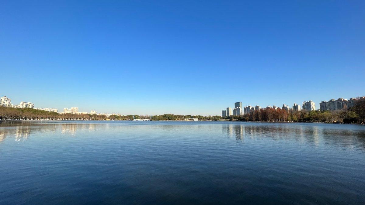 Century Park, satu tempat wisata hits di Shanghai China yang bisa kamu kunjungi saat liburan akhir tahun.