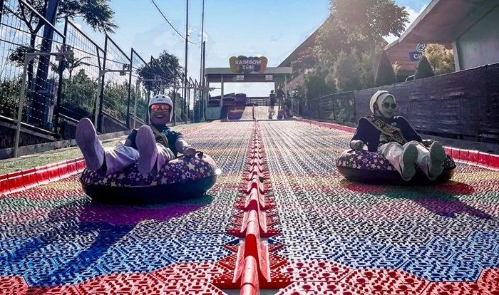 WISATA BOYOLALI - Pengunjung tengah menikmati wahana rainbow slide di Cepogo Cheese Park, Boyolali, Jawa Tengah, Kamis (1/5/2025).