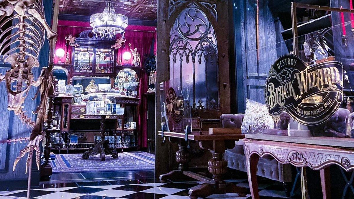 Chamber of Ravens, satu kafe unik di Jepang.