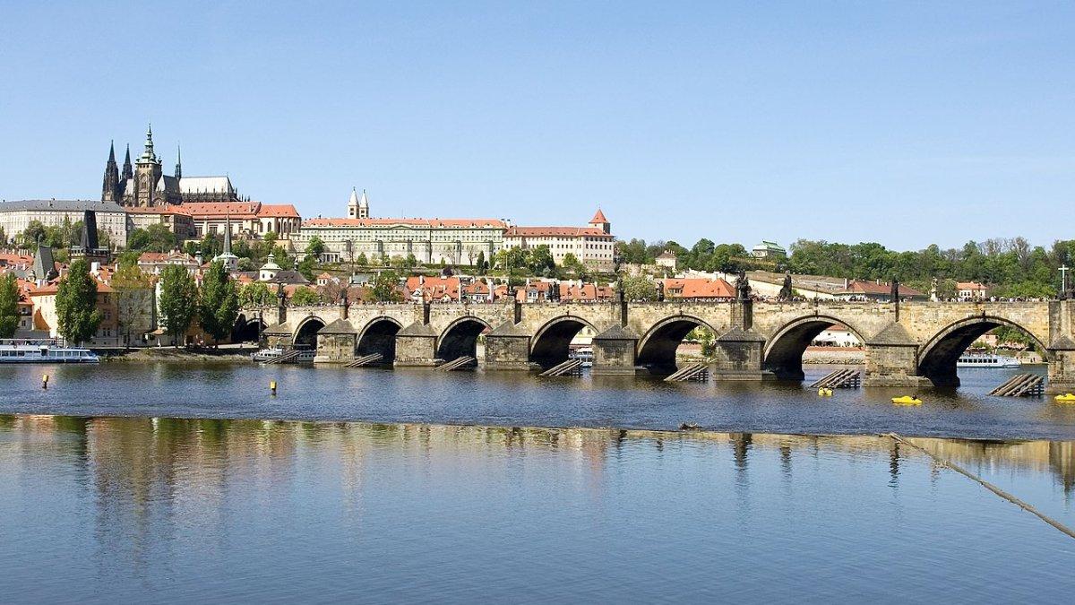 Charles Bridge, satu tempat wisata di Praha Ceko yang gratis buat dikunjungi buat liburan hemat.