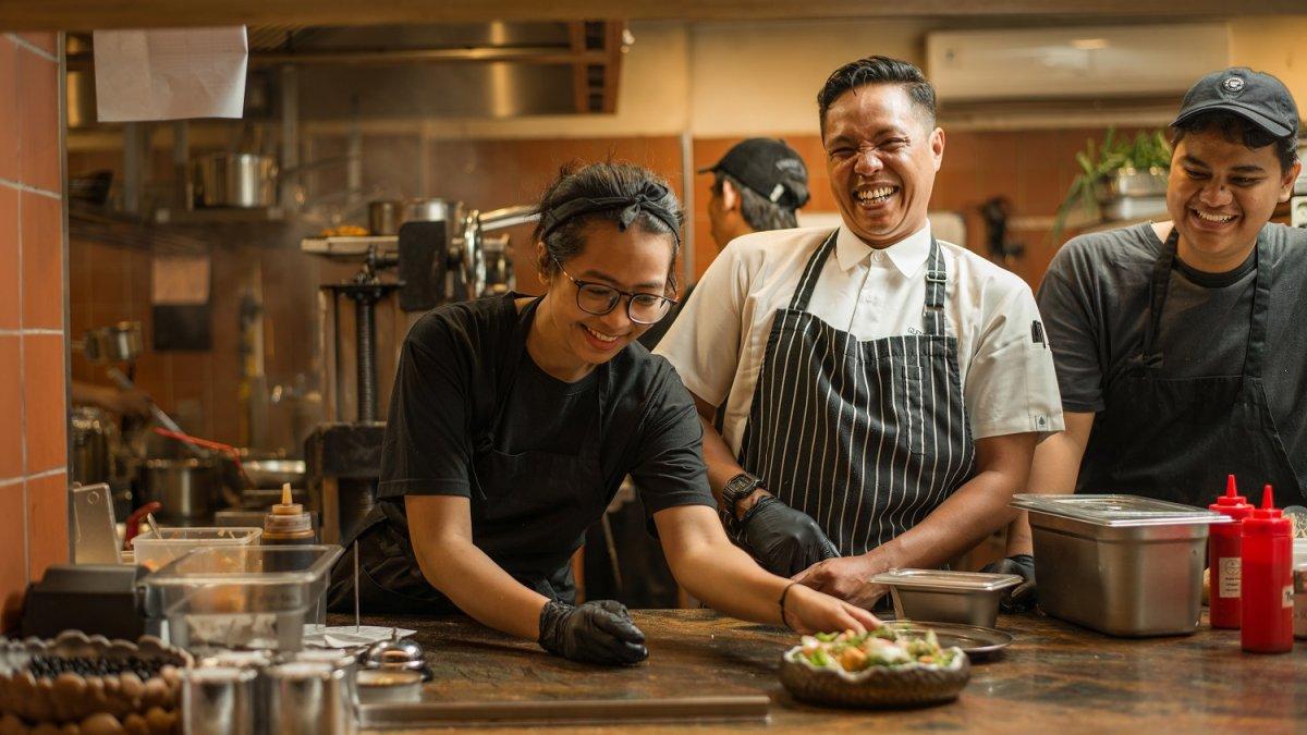 Chef Glennaldy bergabung dengan Restoran Semaja. Chef Glennaldy berhasil menggabungkan cita rasa tradisional dengan teknik modern dalam setiap hidangan yang disajikan.