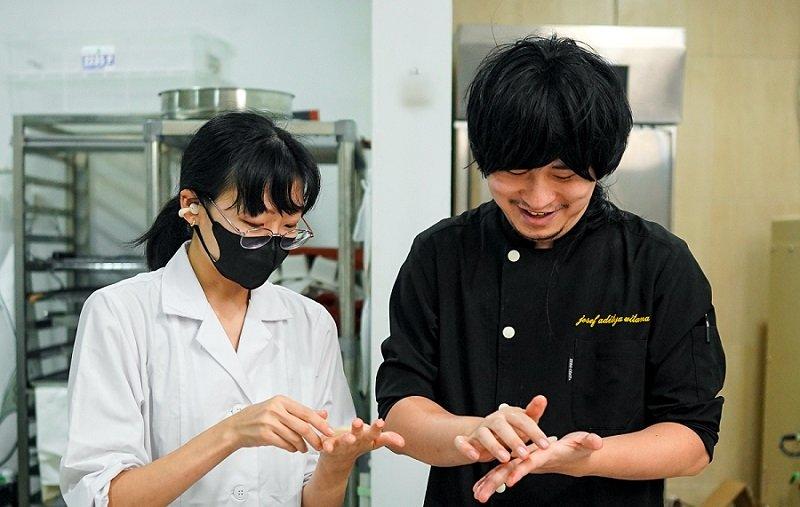 Chef Josef dan istrinya, Aya Takagi, yang sedang membuat dessert di Maison Sougetsu Jakarta