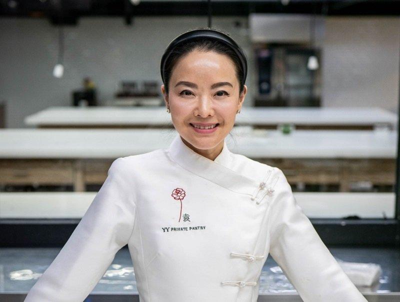 Chef Yvonne Yuen membuat menu eksklusif Dandan Noodle dan Shanghai Wonton Soup spesial Ulang Tahun Bakmi GM.