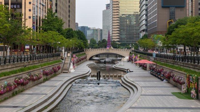 Cheonggyecheon Stream, sungai buatan di Seoul, Korea Selatan yang bisa dikunjungi gratis.