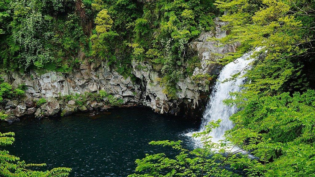 Cheonjeyeon Waterfalls, satu tempat wisata di Jeju, Korea Selatan.