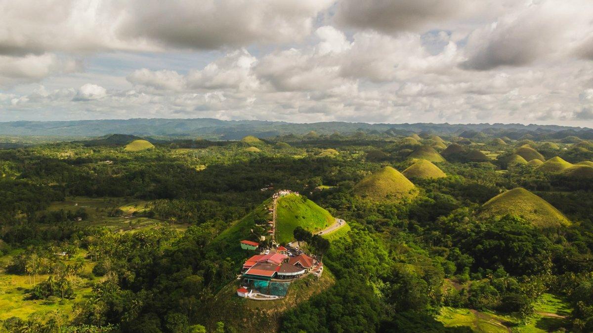 Chocolate Hills, satu tempat wisata terbaik di Filipina yang menarik buat kamu jelajahi.
