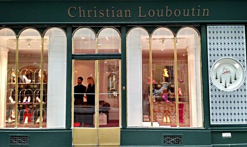 Christian Louboutin, satu merek mewah di dunia.