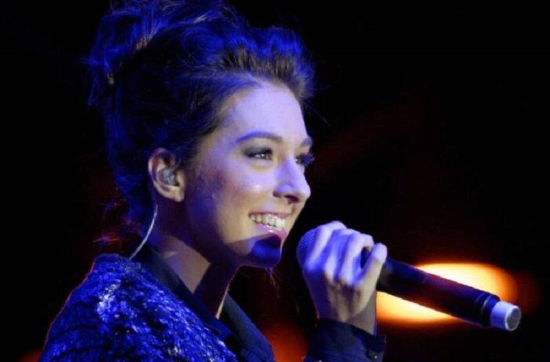 Christina Grimmie pada tahun 2014, dua tahun sebelum dia dibunuh oleh penggemar yang terobsesi setelah konser.